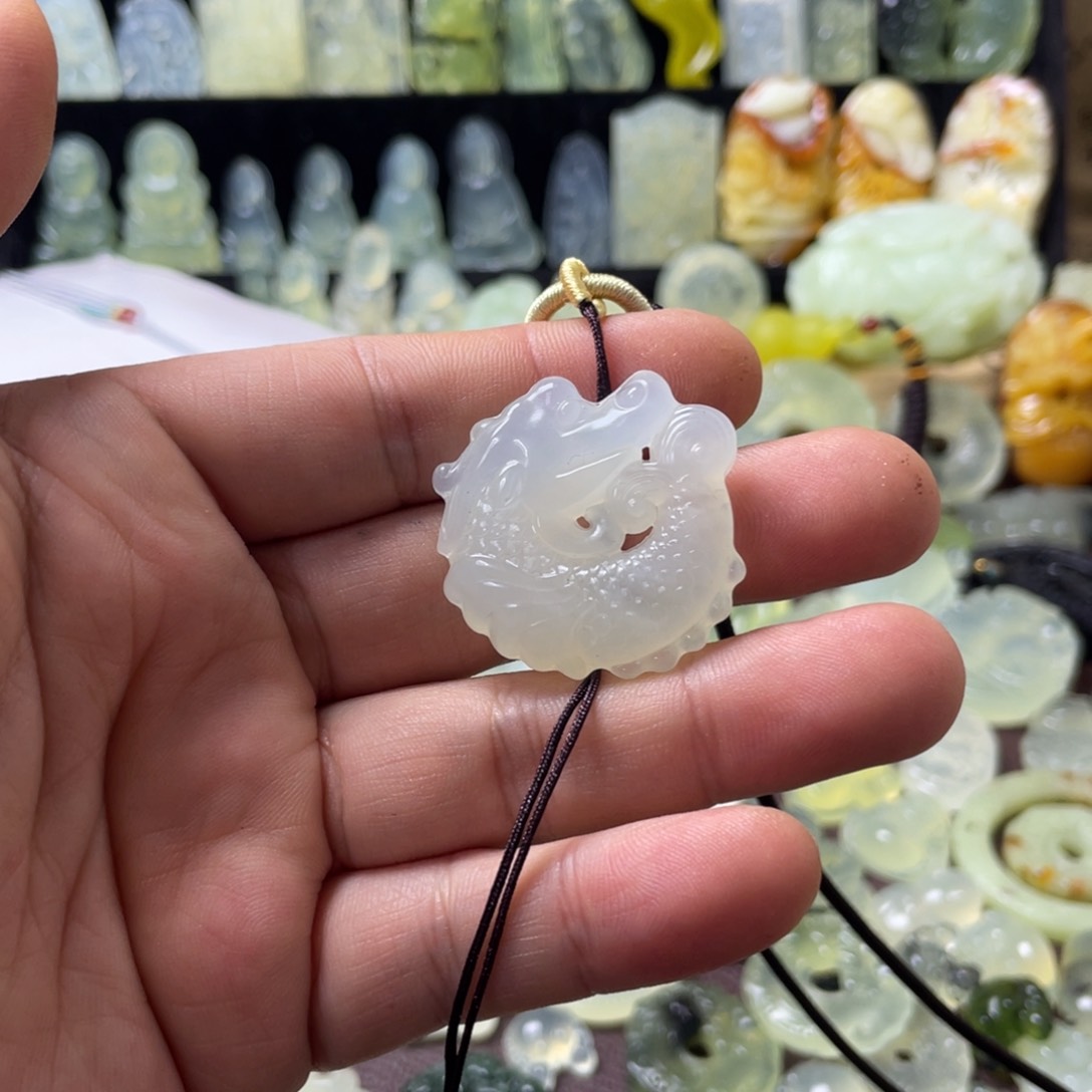 蛇纹石玉颈饰未镶嵌