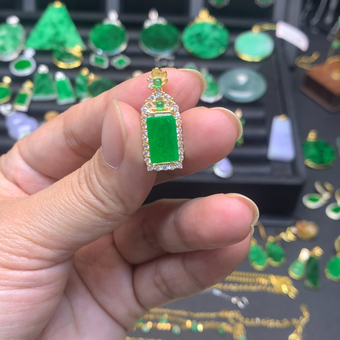 翡翠未镶嵌颈饰有纹