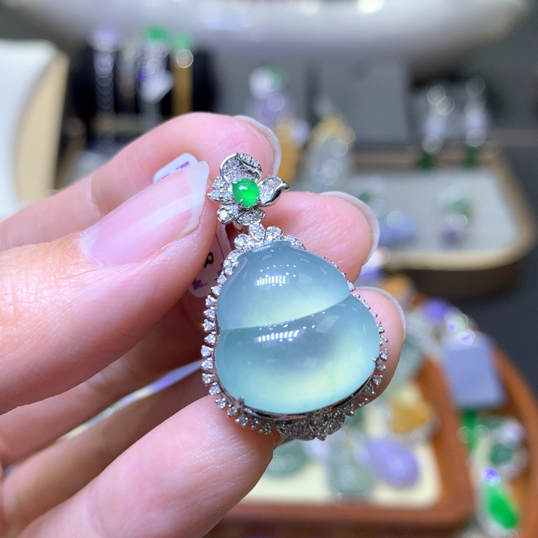 【闪购商品】翡翠颈饰18K金镶嵌翡翠吊坠项链