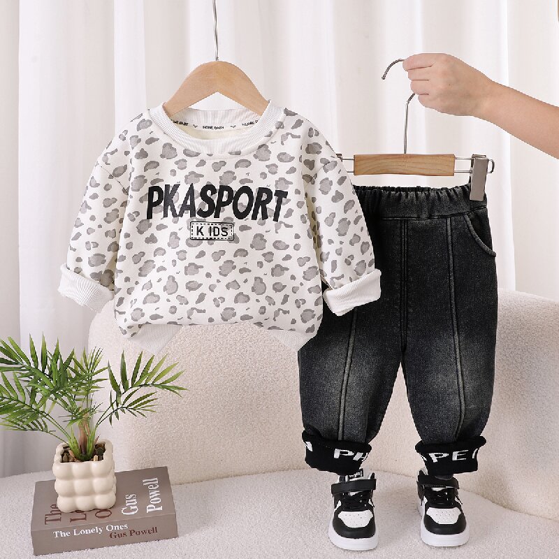 XY-25100男童装套装新款冬季男女宝宝服装满印字母潮流韩版两件套