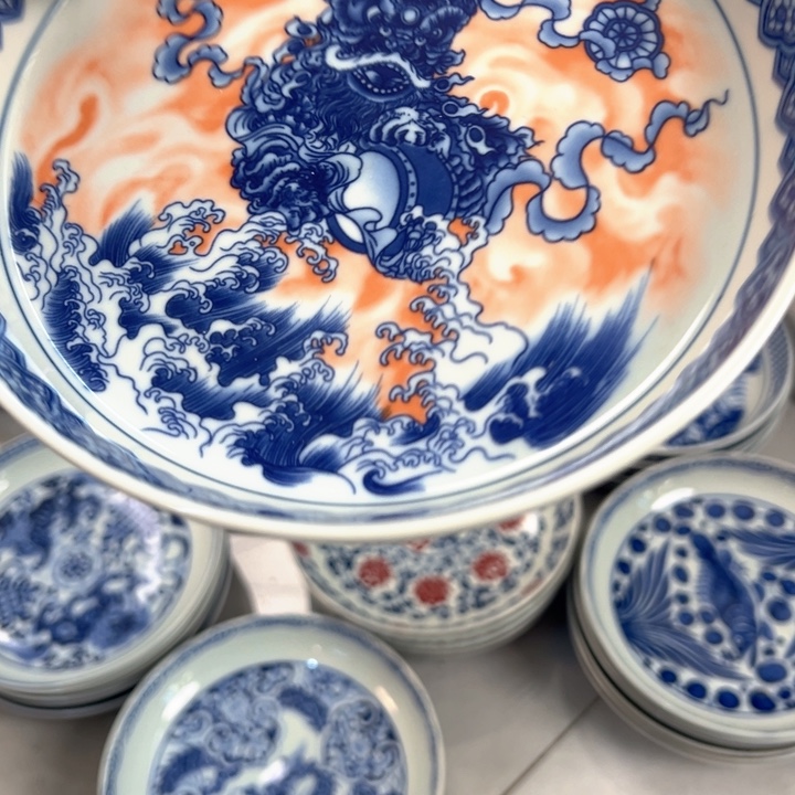 不***黄瓷片白青花泛红醒狮大壶承