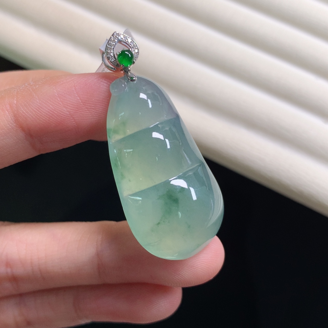 翡翠颈饰18K金镶嵌福豆