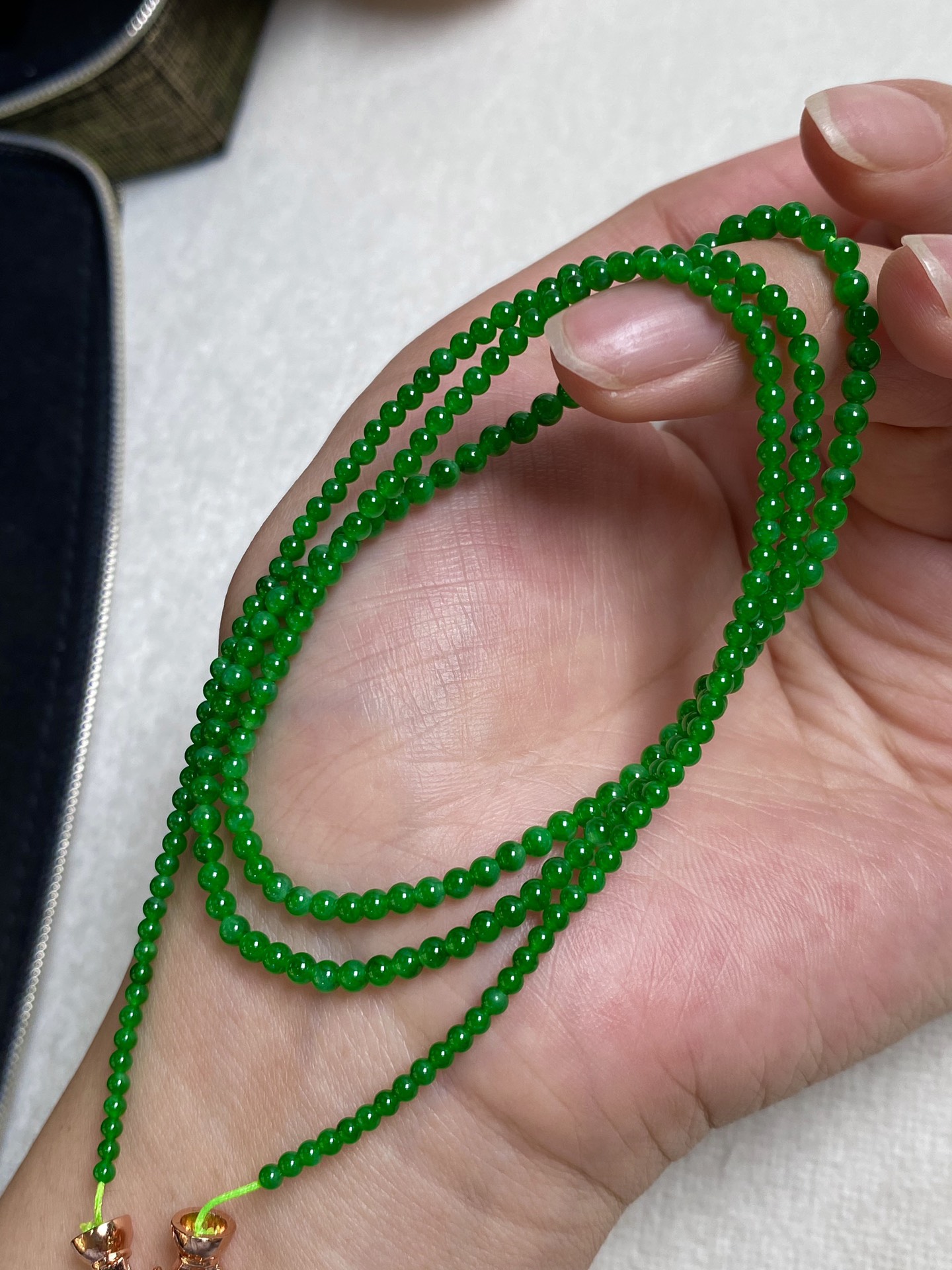 57号 翡翠辣阳绿小米珠链 种老色正 尺寸3.5mm-2mm