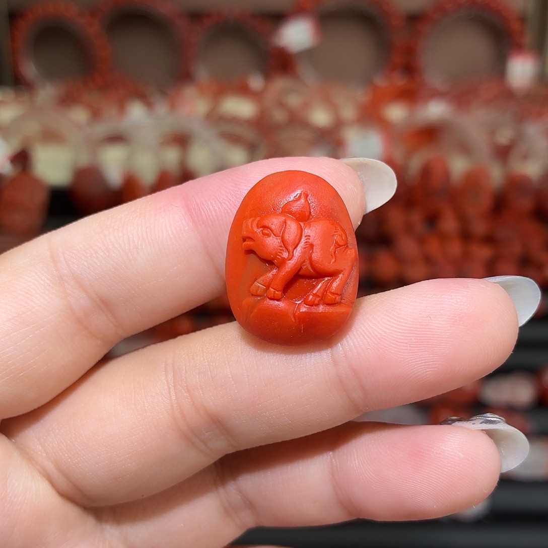 南红玛瑙未镶嵌颈饰小猪牌