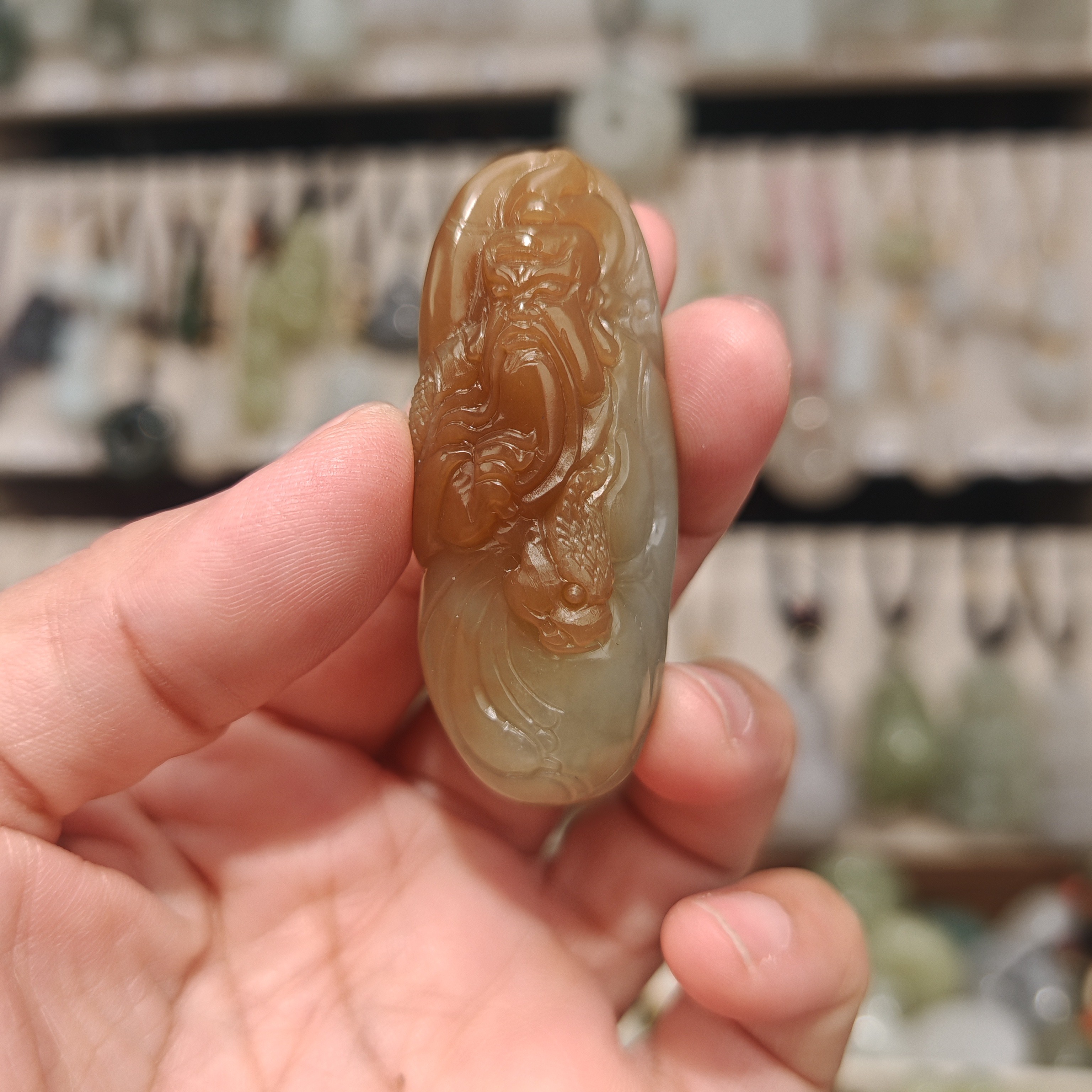 天然新疆和田玉且末糖料手工雕刻关公俏色巧雕吊坠挂件