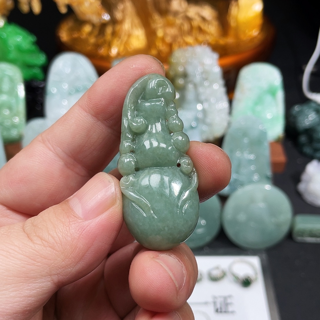 翡翠未镶嵌颈饰葫芦