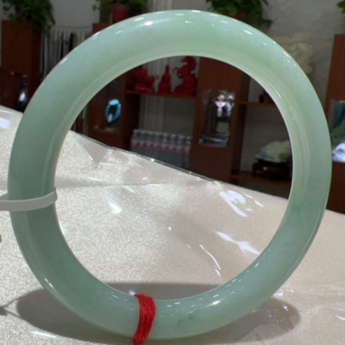 天然A货翡翠手镯，满色圆条水润，圈口54-55