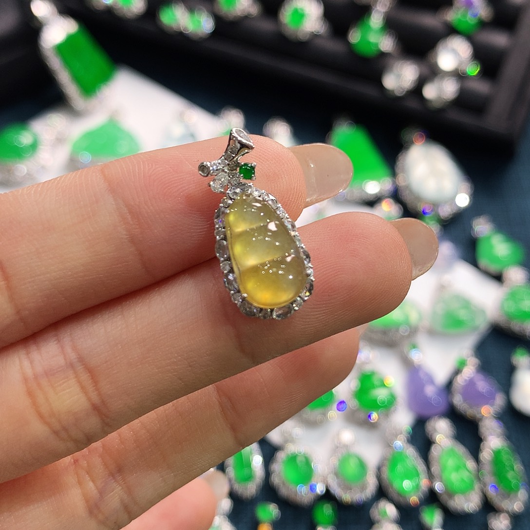 翡翠18K金镶嵌颈饰