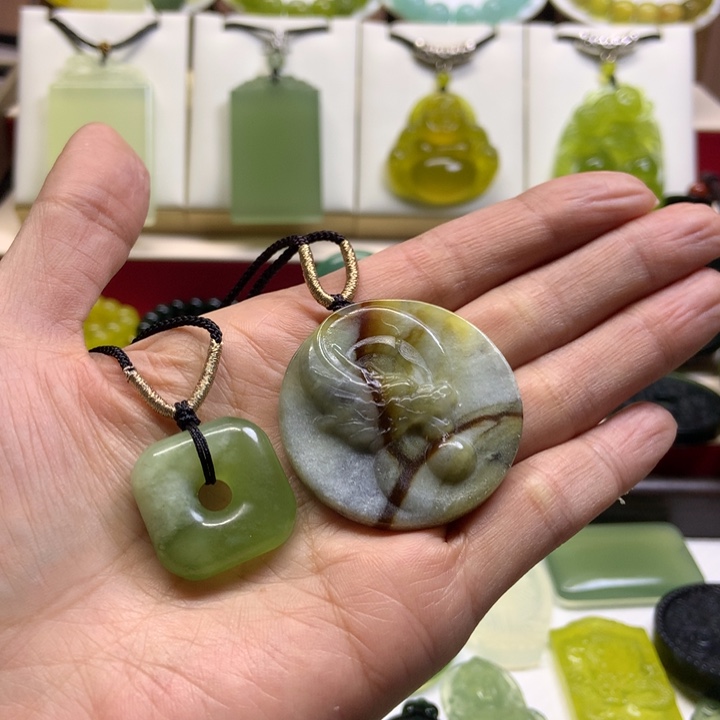 蛇纹石玉未镶嵌颈饰