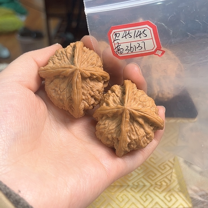 文玩核桃把件红狮子头四棱