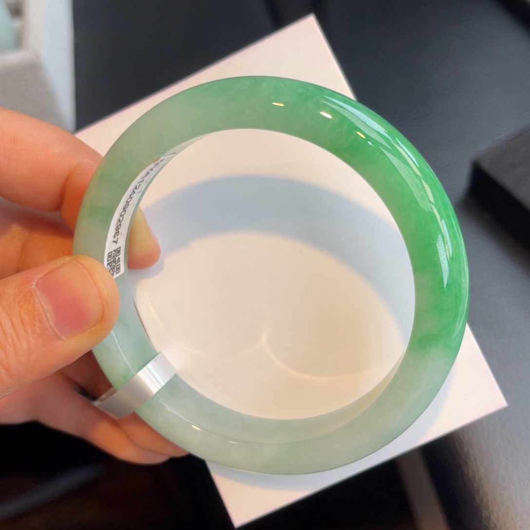 翡翠手镯未镶嵌白底青