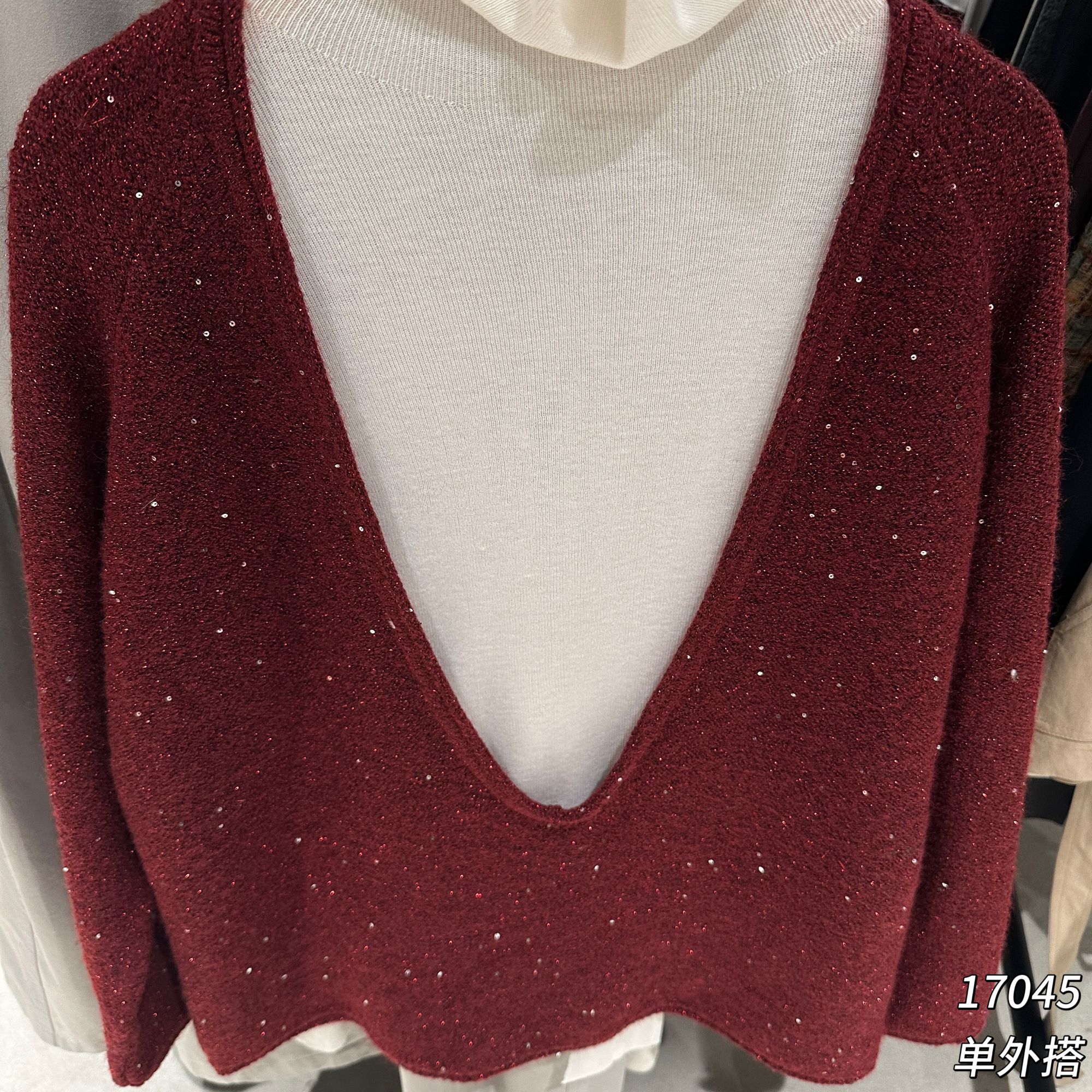17045 CHUXUN（部分无水洗唛，介意慎拍)新款深V领亮片长袖针织衫