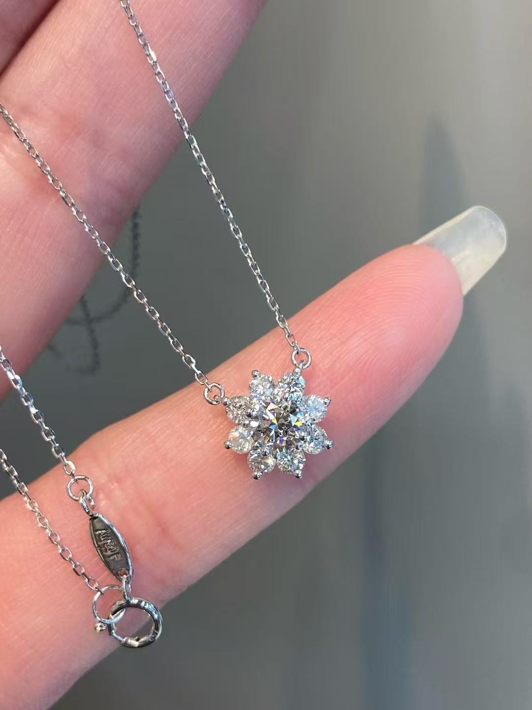 18k金镶嵌天然钻石80分太阳花八芒星套链XNF