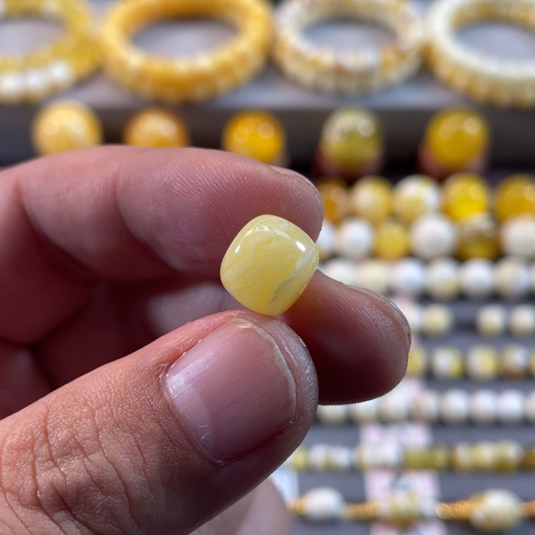 蜜蜡裸石未镶嵌大****?满蜜虎皮老型