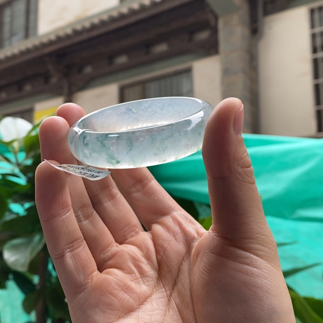 翡翠手镯未镶嵌54圈