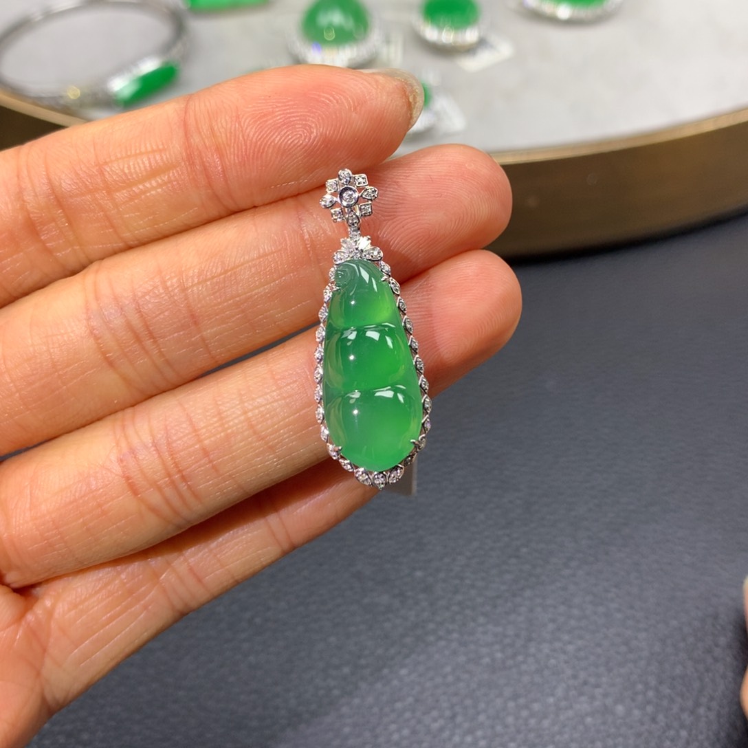 翡翠颈饰18K金镶嵌翡翠