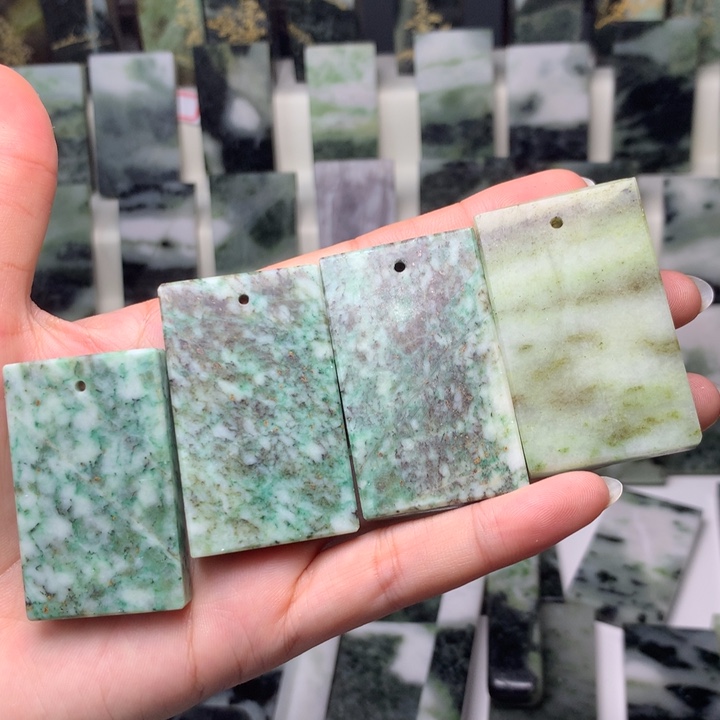 独山玉颈饰未镶嵌