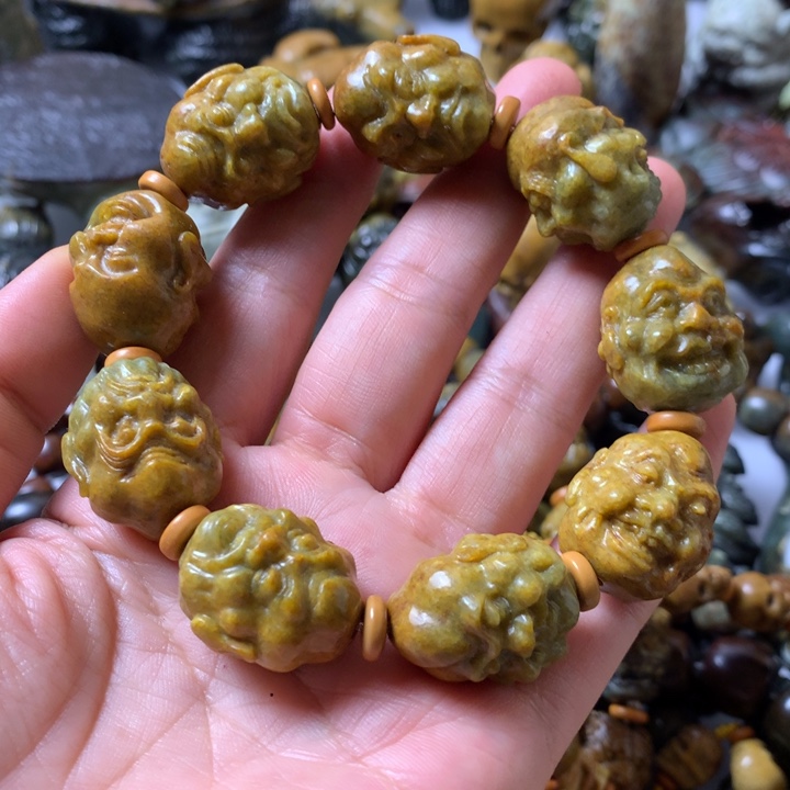 未镶嵌岫岩河磨玉（透闪石质玉）把件