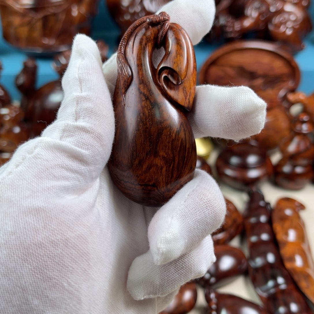 黄花梨/降香黄檀把件汪*队钱袋