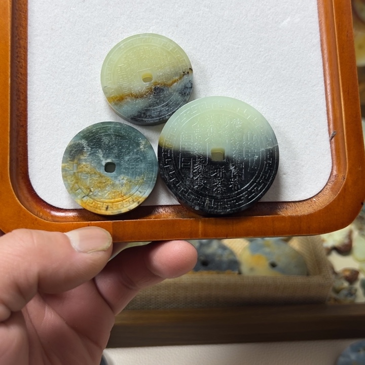 嘎****蛇纹石玉未镶嵌颈饰