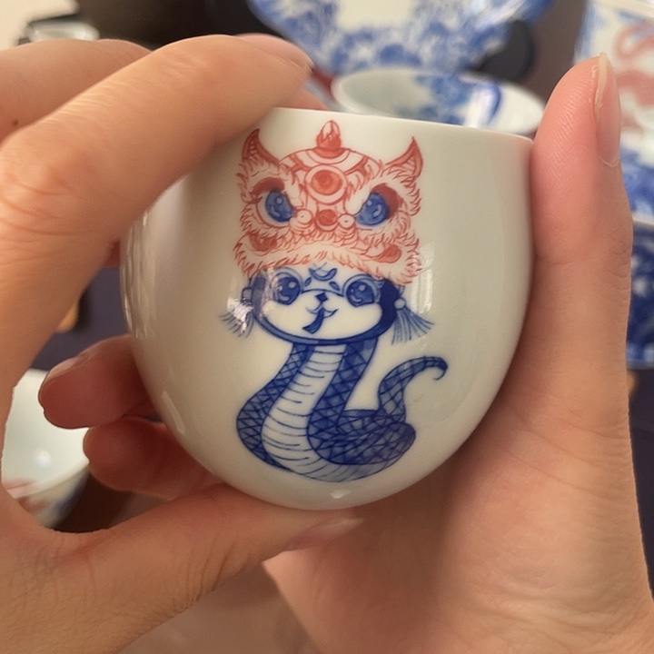 青花釉下红蛇宝宝不倒杯