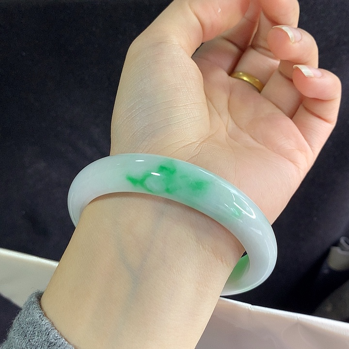 翡翠未镶嵌手镯58圈6406 白底辣色