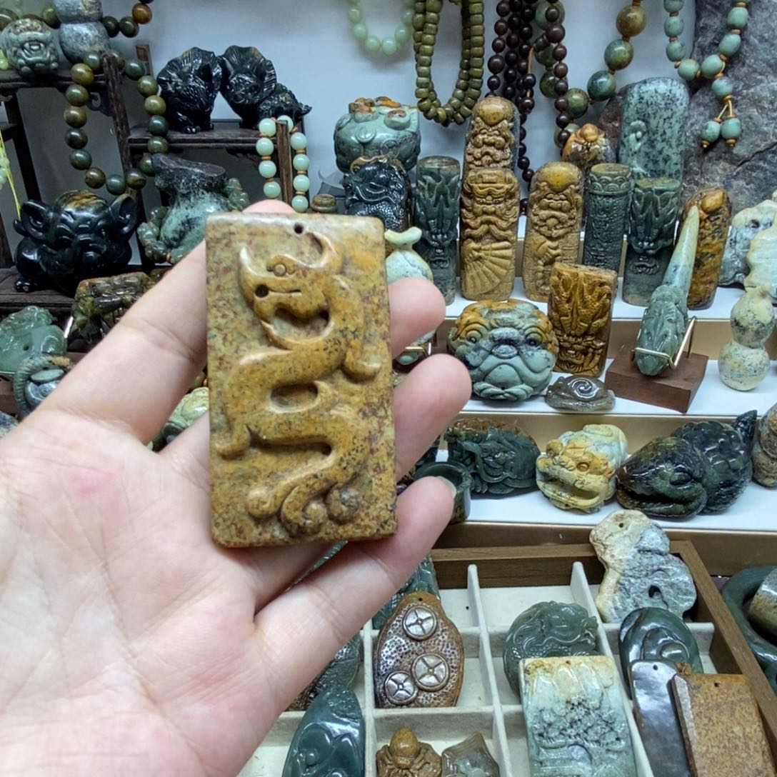 未镶嵌岫岩河磨玉（透闪石质玉）把件