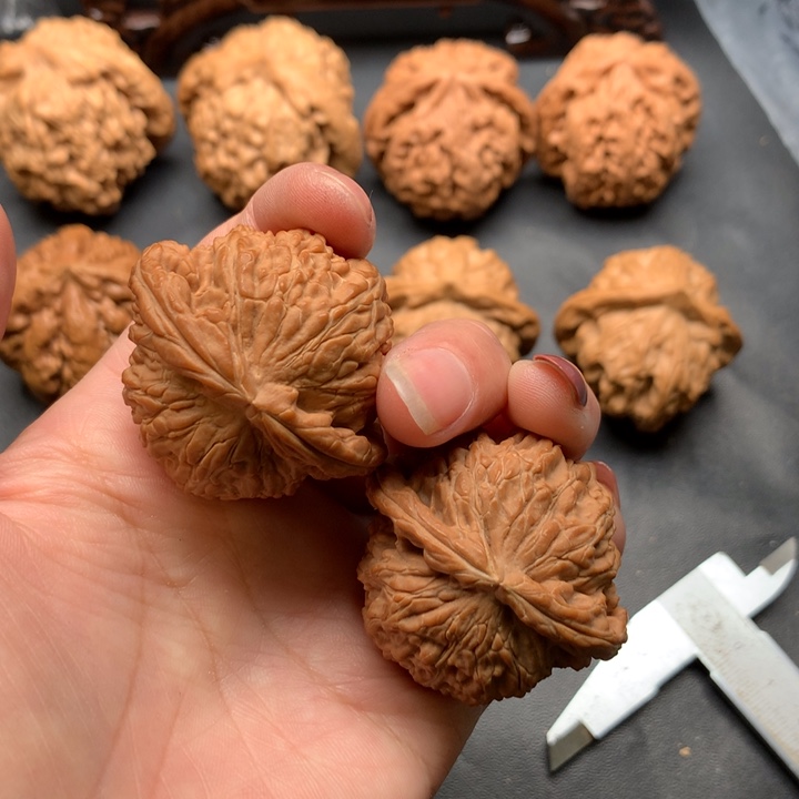 文玩核桃吊坠白狮子