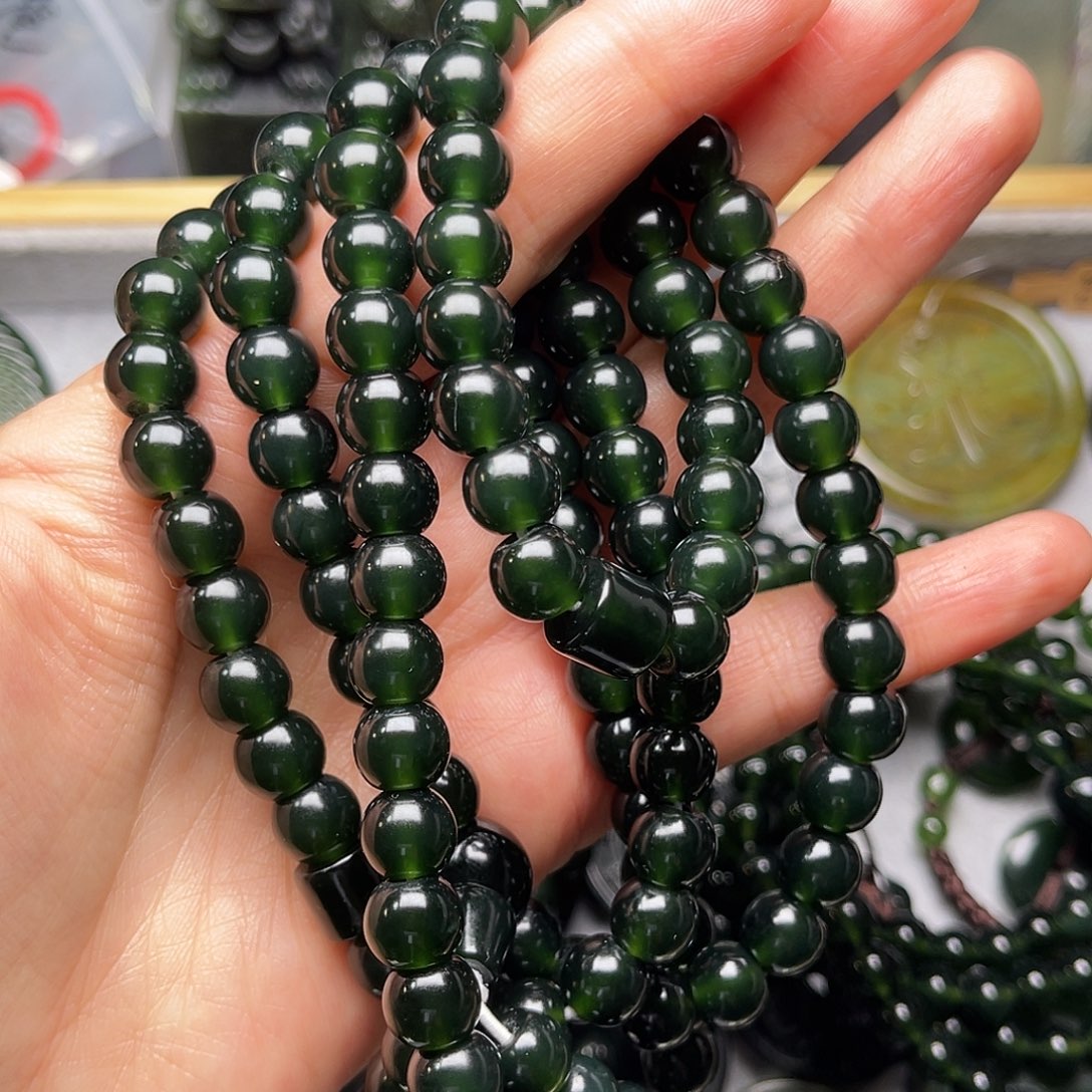 莫***言蛇纹石玉未镶嵌颈饰