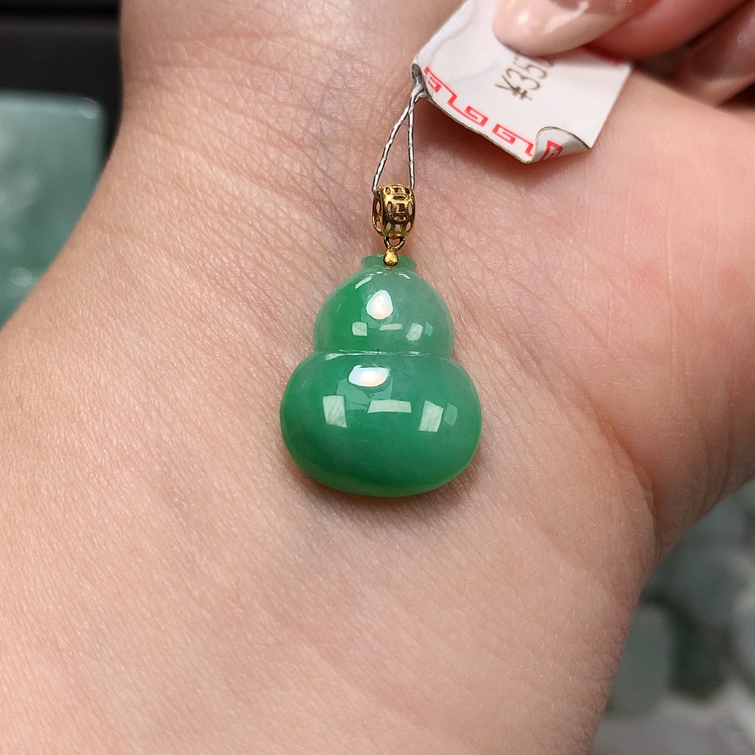 翡翠18K金镶嵌颈饰葫芦