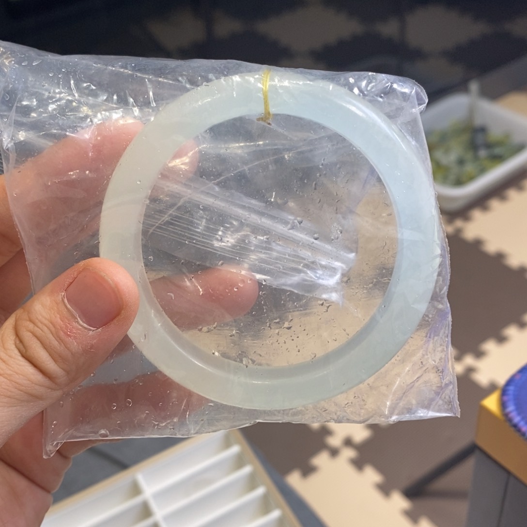 蛇纹石玉手镯未镶嵌…