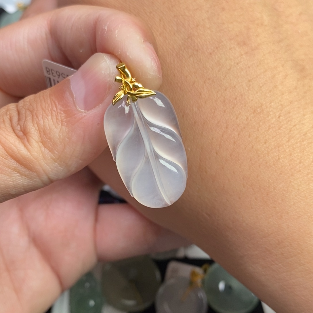 你***光翡翠18K金镶嵌颈饰叶子