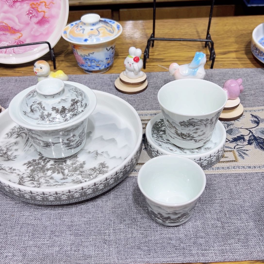 景德镇陶瓷艺术展在上海举办期间举行开幕