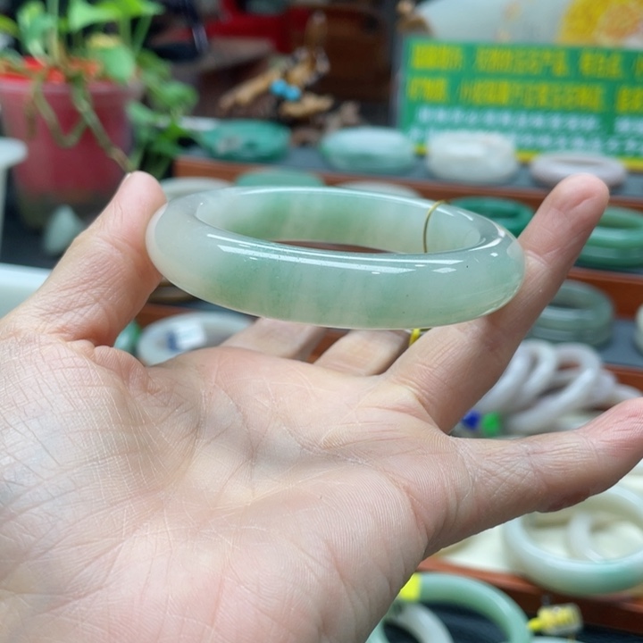 石英质玉手镯未镶嵌米*佘太翠手镯