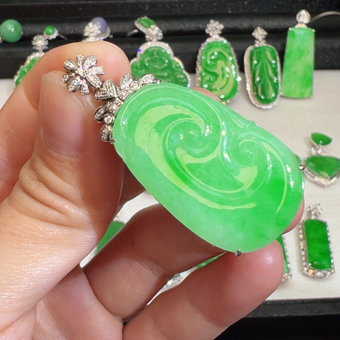 翡翠吊坠(不含链)18K金镶嵌