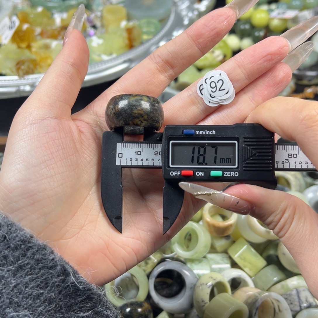 蛇纹石玉未镶嵌戒指