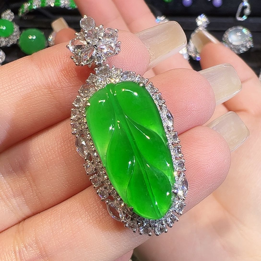 翡翠颈饰18K金镶嵌起光叶子