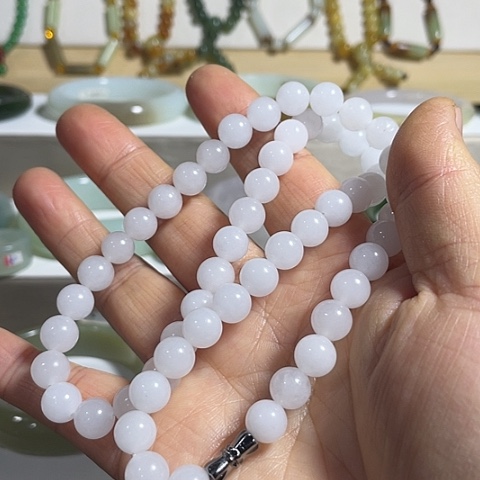 颈饰未镶嵌石英质玉（金丝玉）