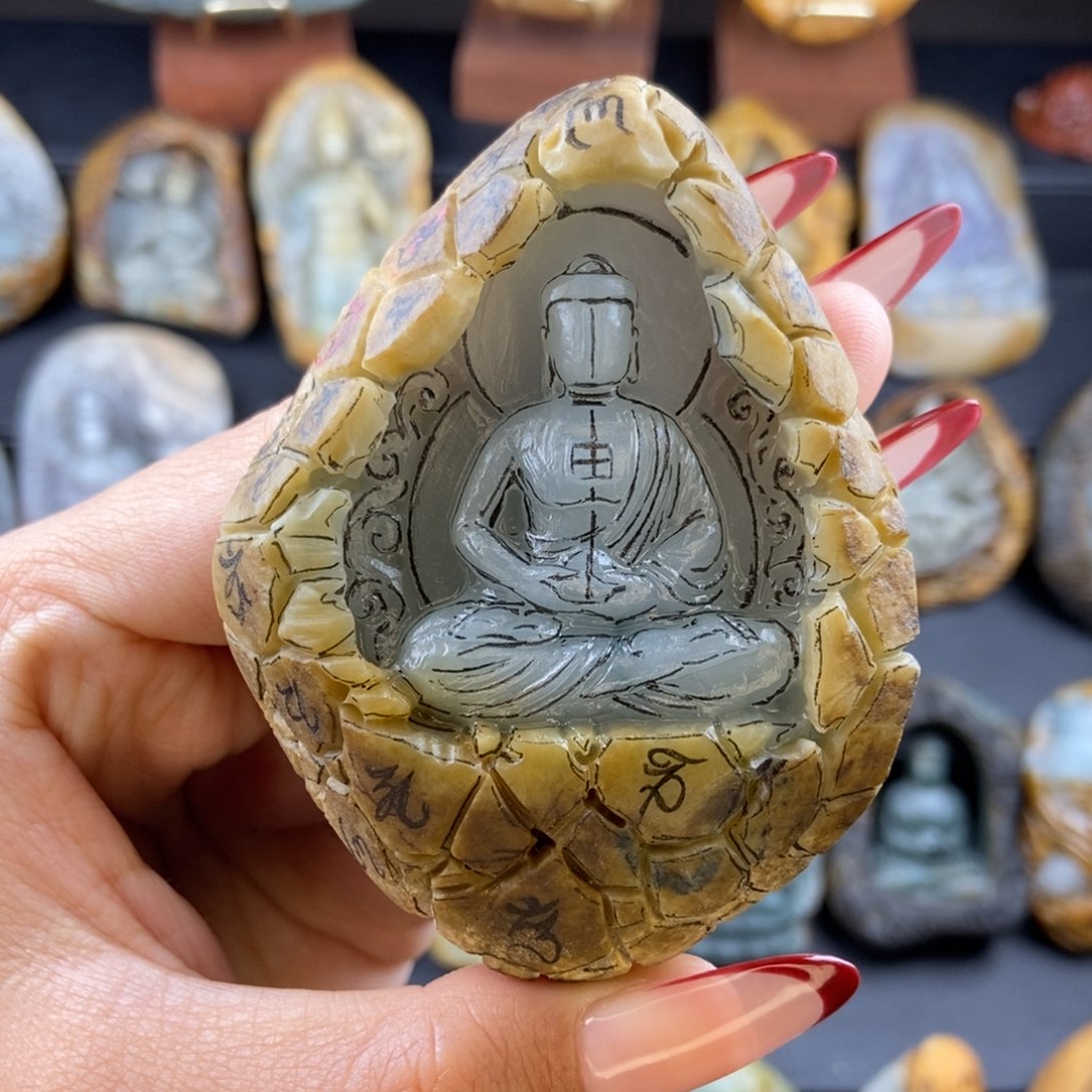 翡翠颈饰未镶嵌大日如来