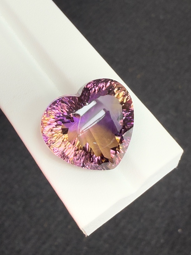 39.64ct天然紫黄晶裸石，尺寸23.1*21.2*14.6mm，颜色美艳 