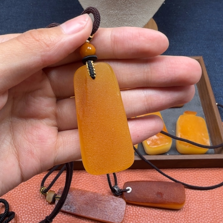 蜜蜡未镶嵌吊坠(赠链)