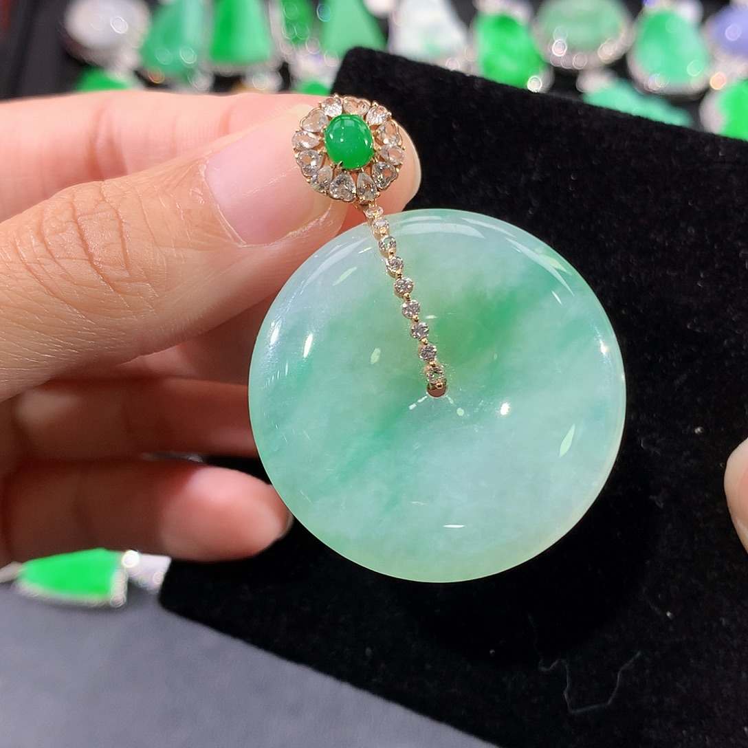 翡翠18K金镶嵌颈饰