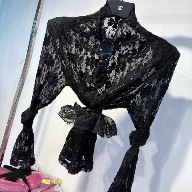 漂亮家「蕾丝诱惑」百搭高领镂空印花修身蕾丝打底衫