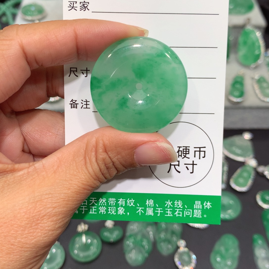 颈饰未镶嵌石英质玉（非洲翠）路*