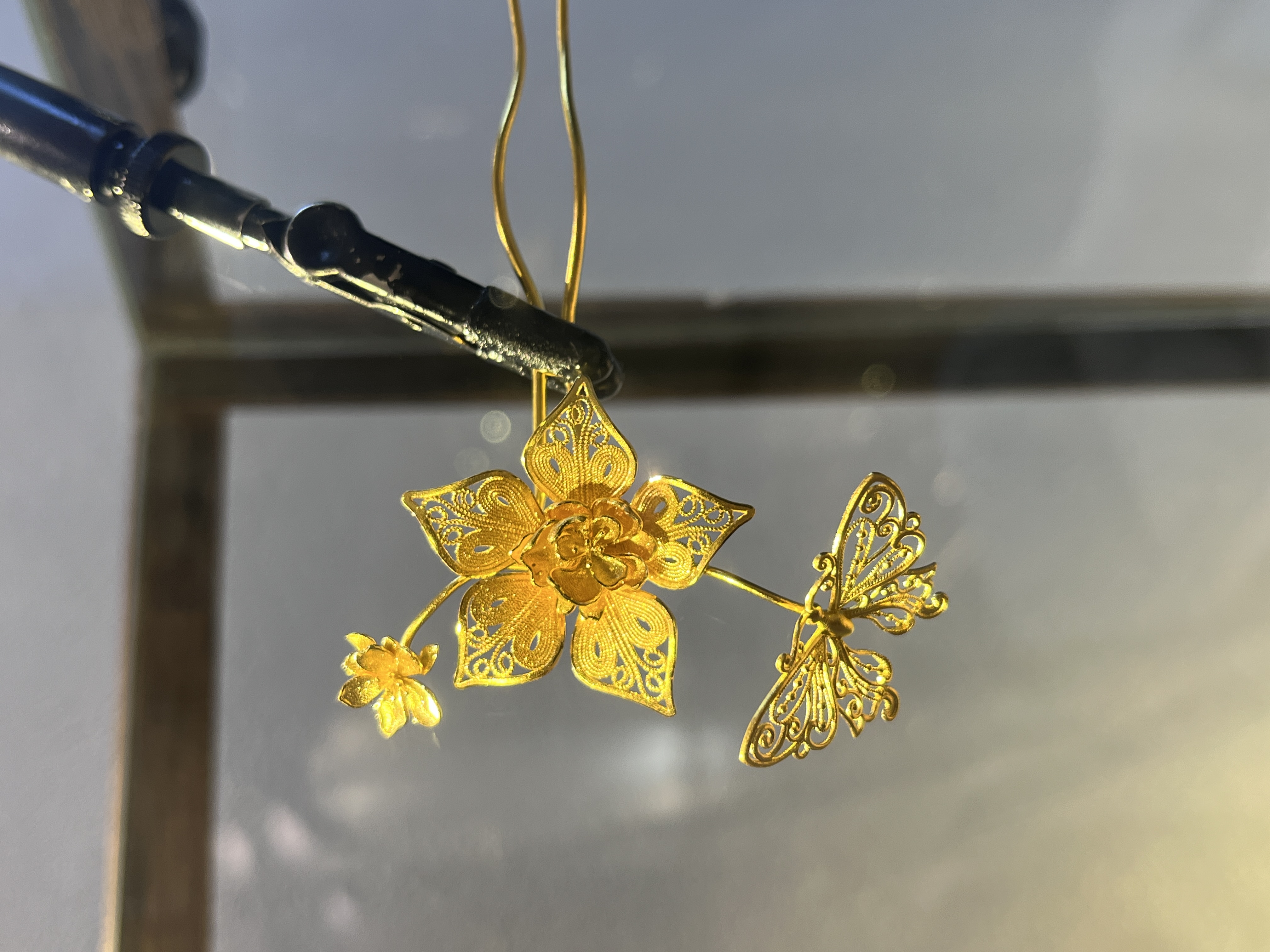 鳳喆錾刻镂空花丝工艺设计师款花花蝴蝶国风日常婚嫁五金边钗足金