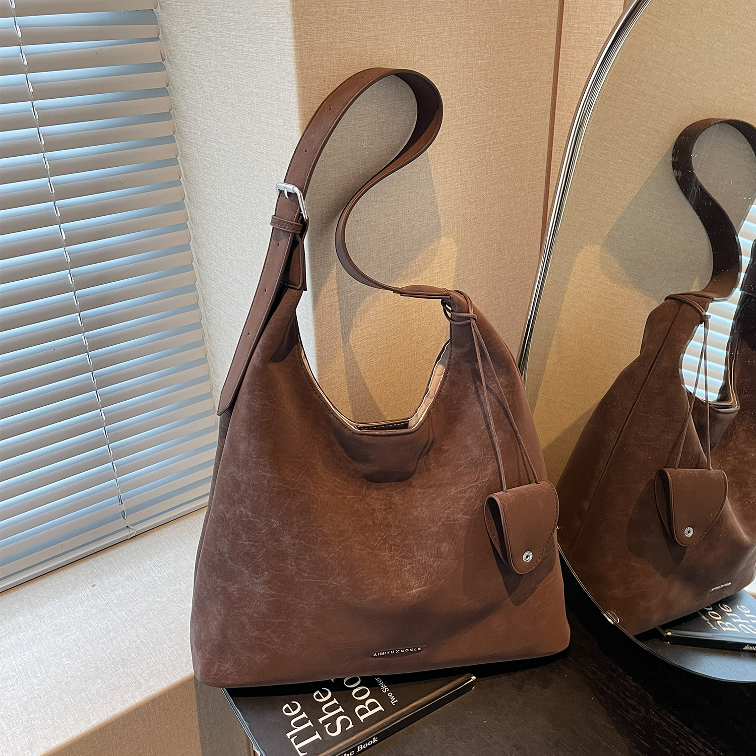 艾米兔女包2025新款简约通勤潮流复古文艺大容量百搭单肩托特包