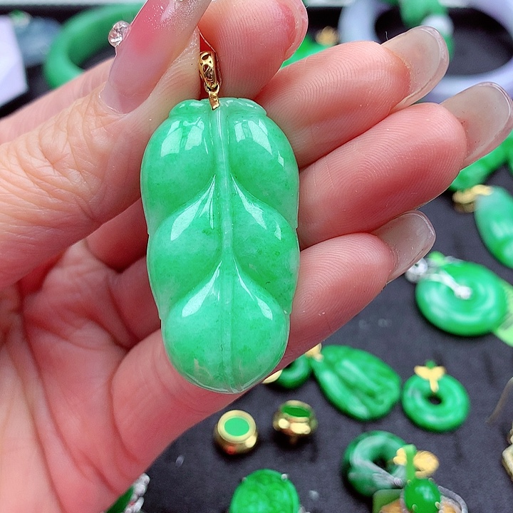 翡翠颈饰18K金镶嵌翡翠