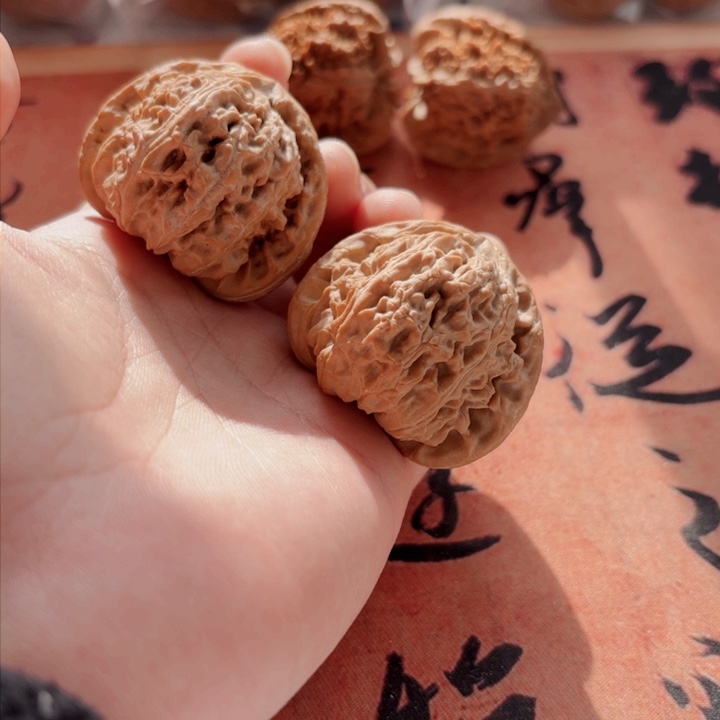 文玩核桃吊坠43三角白无药克重46