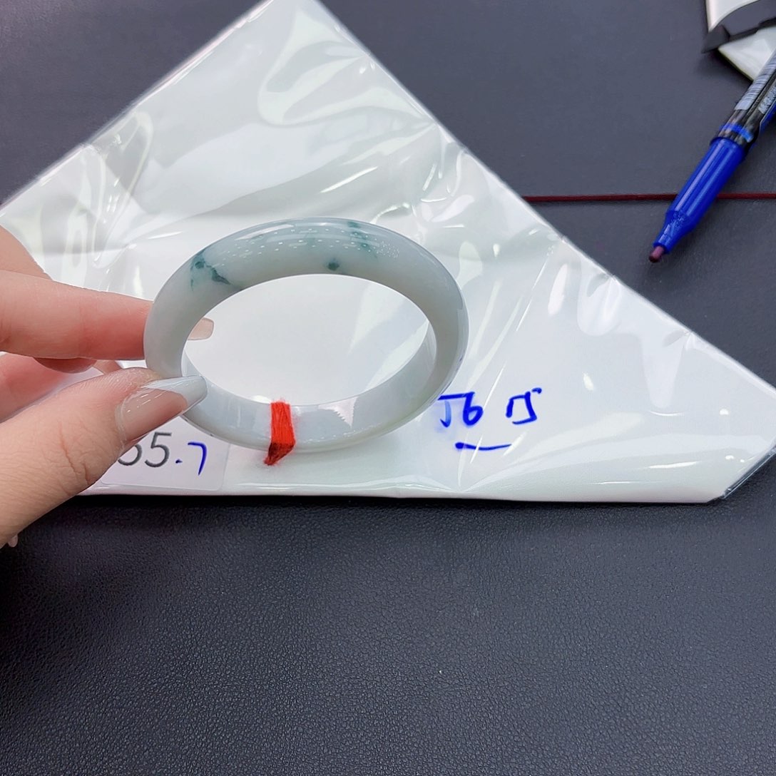 翡翠手镯未镶嵌手镯