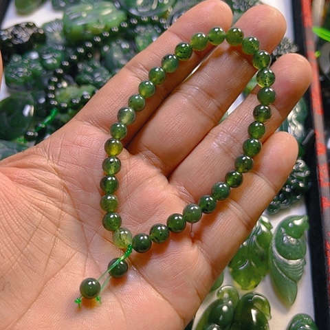 蛇纹石玉颈饰未镶嵌许*